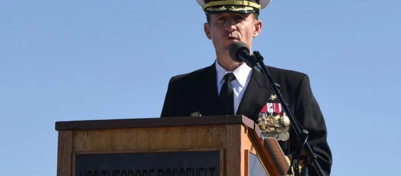 Βίντεο: Το πλήρωμα του USS Theodore Roosevelt αποθεώνει τον κυβερνήτη Μπρετ Κροζίερ